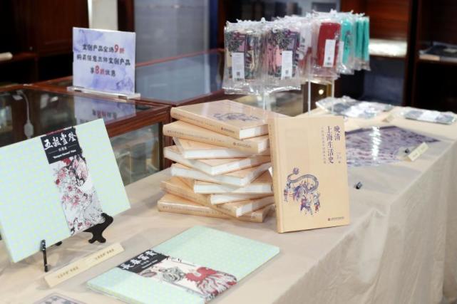 被同桌玩胸摸下面漫画 请立即关闭并举报相关内容