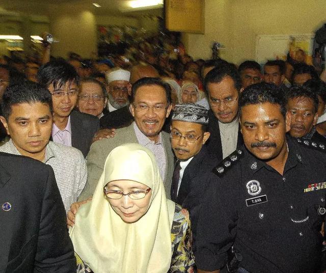 有男生殖器镜头的影视剧海报