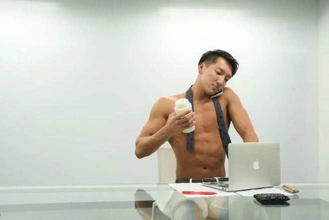 鱿鱼游戏2boss 探索幕后真相的鱿鱼游戏观众海报