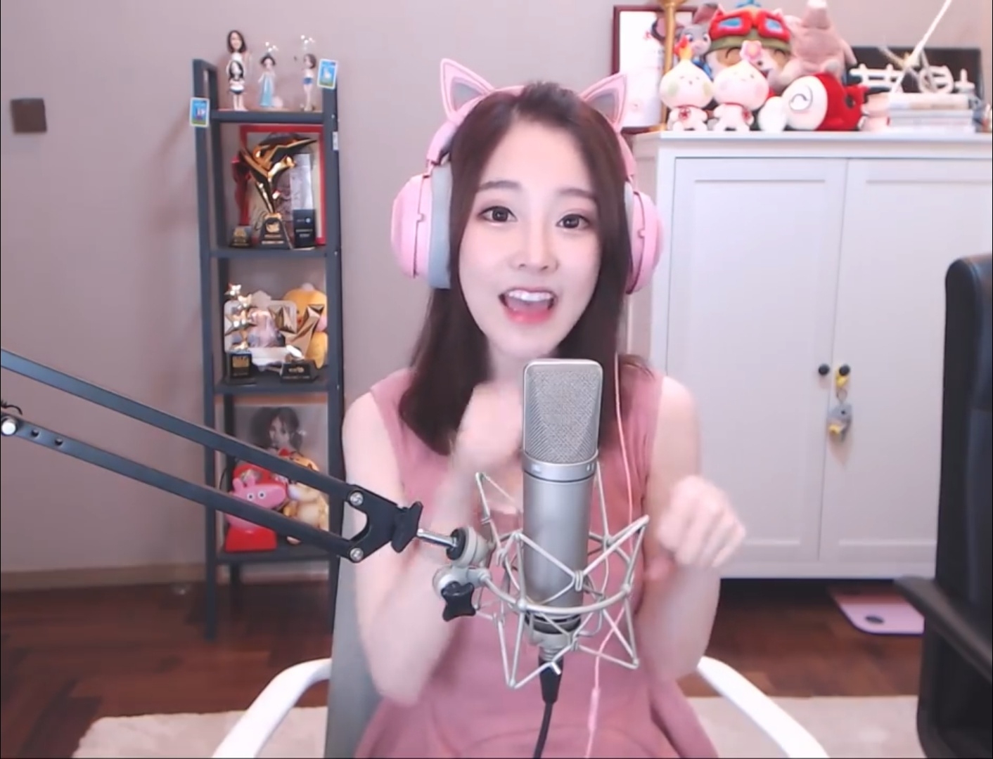 摸插 摸插我非常乐意为你提供帮助海报