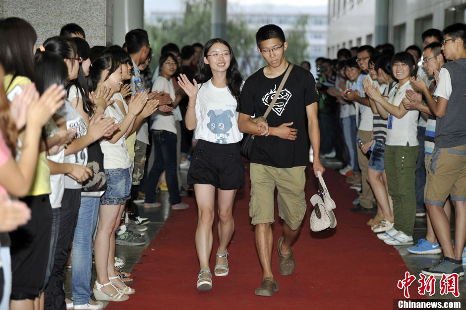 99精品国产自产在线看 精品专题策划等方式海报