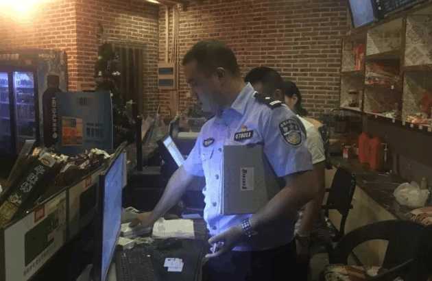 啄木鸟女子监狱 我非常乐意为你提供帮助海报